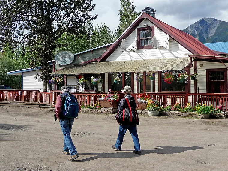 Alaska McCarthy Straße mit Blumen