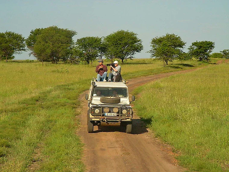 Tansania Safari Landrover mit Touristen