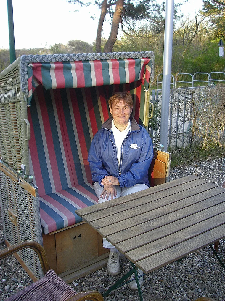 Usedom Heringsdorf Eva John im Strandkorb