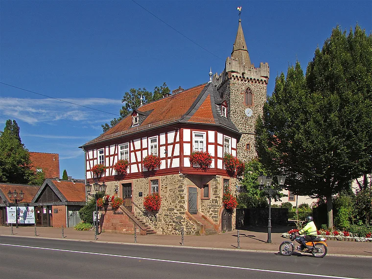 Bruchköbel Rathaus und Jakobuskirche