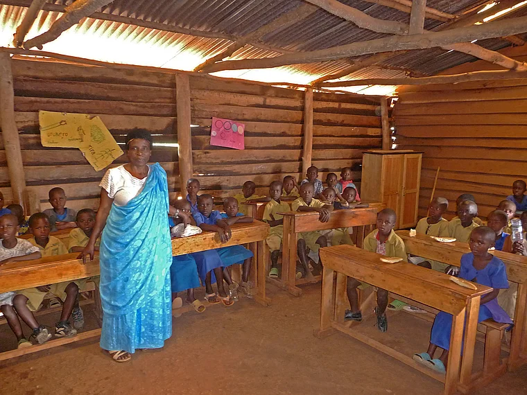 Ruanda Centre Scolaire Ntura Protestant altes Klassenzimmer mit Lehrerin