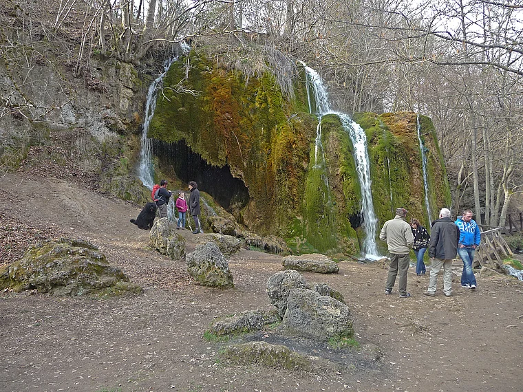 Vulkaneifel Nohn Dreimühlen Wasserfall mit Besuchern