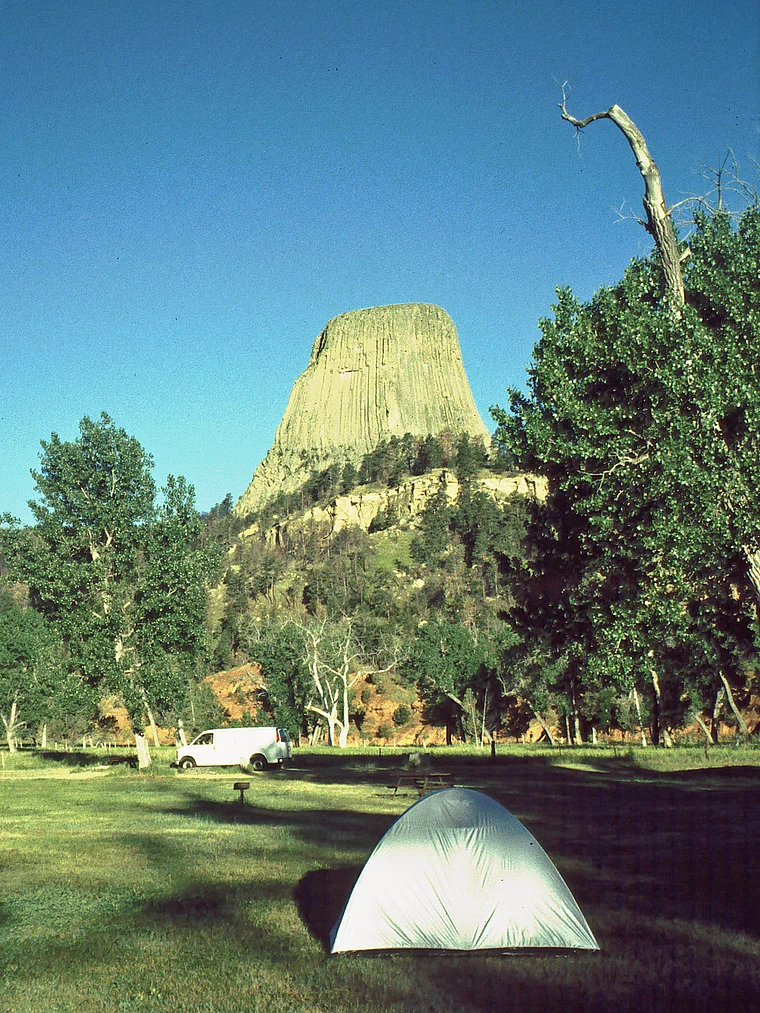 Wyomimg Zelt vor Devil's Tower
