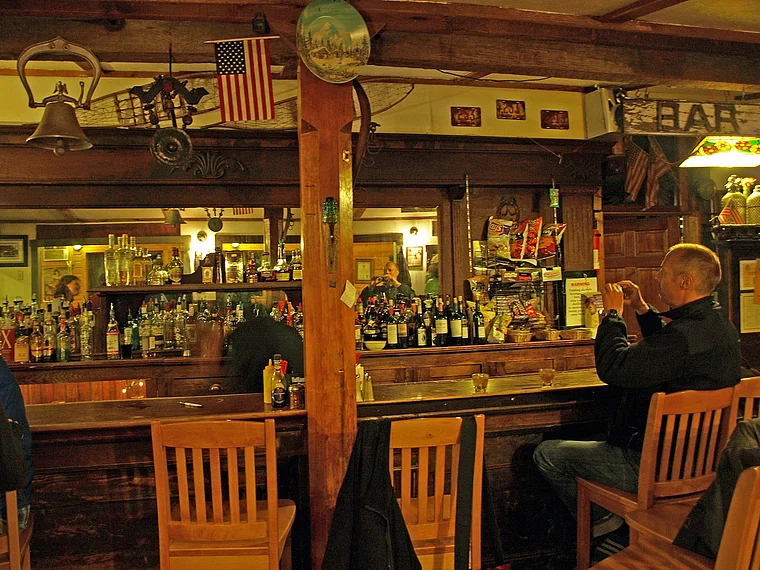 Alaska McCarthy Golden Saloon innen