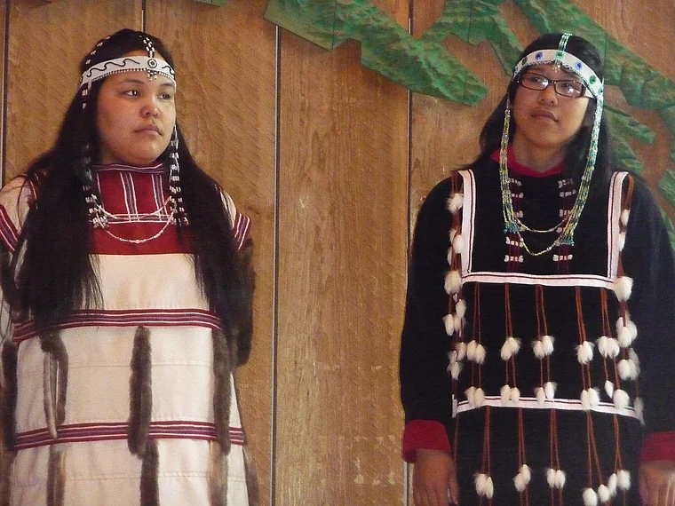 Alaska Anchorage Native Heritage Center Frauen von den Aleuten in traditioneller Kleidung groß