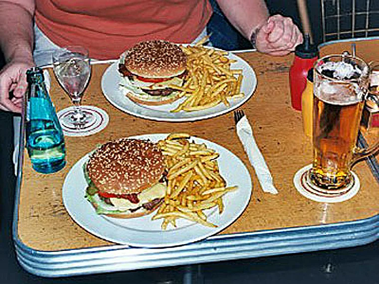 Hard Rock Cafe Frankfurt Hamburger mit Pommes