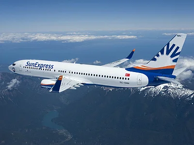 Verkehrsflugzeug der SunExpress über den Wolken