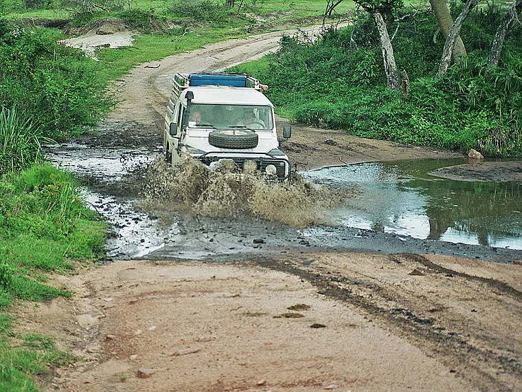Tansania Landrover fährt durch Fluss