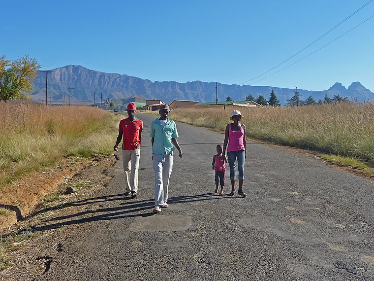 Südafrika Drakensberge Cathedral Peak Mhlawazini Straße mit Fußgängern
