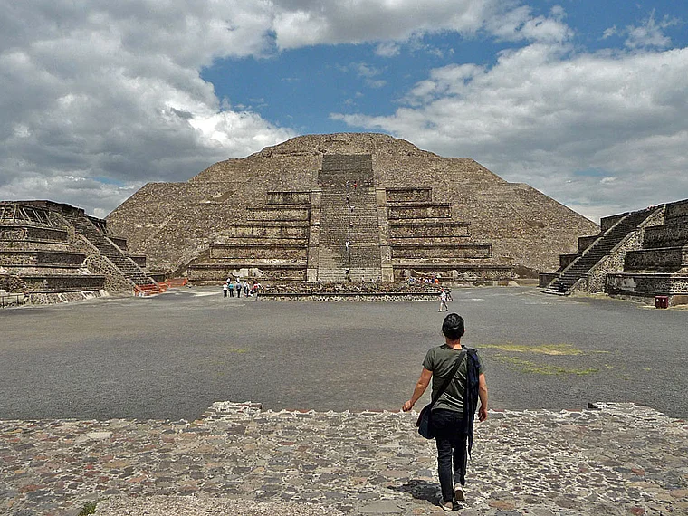 Teotihuacan Sonnenpyramide von fern