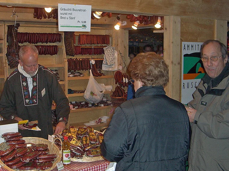 Zürich Hauptbahnhof Weihnachtsmarkt Wurststand
