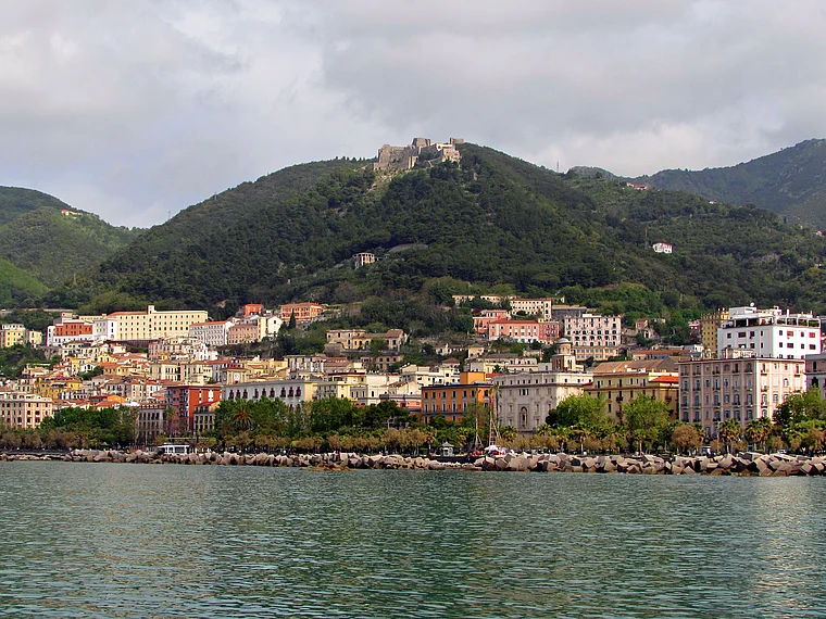 Salerno Castello di Arechi von fern