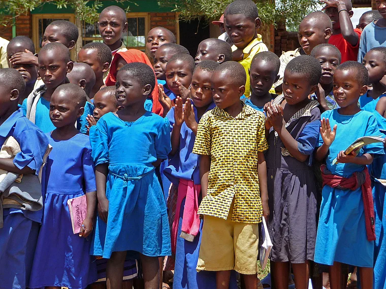 Ruanda Centre Scolaire Nyarusange Schüler in Schuluniformen stehend