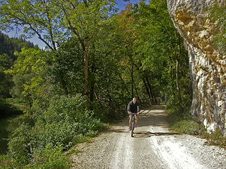 Donaudurchbruch Radweg mit Radfahrer