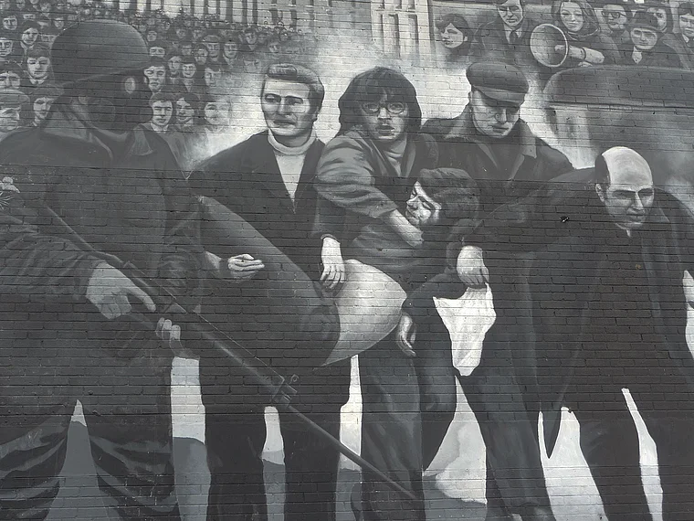 Nordirland Londonderry Bogside Wandgemälde Bloody Sunday nah