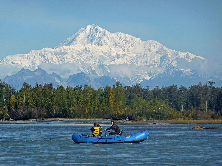 Alaska Susitna River blaues Schlauchboot Mount Denali