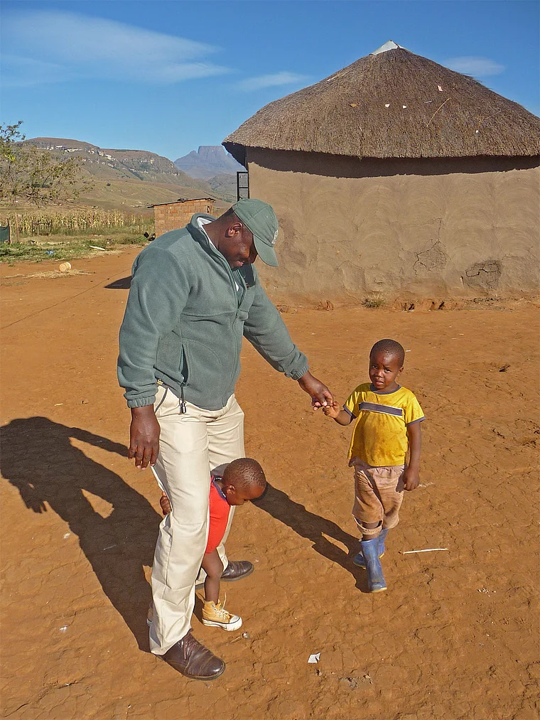 Südafrika Drakensberge Cathedral Peak Mhlawazini Vater mit Kindern