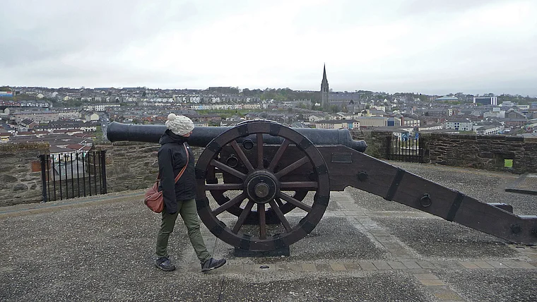 Nordirland Londonderry Stadtmauer Kanone