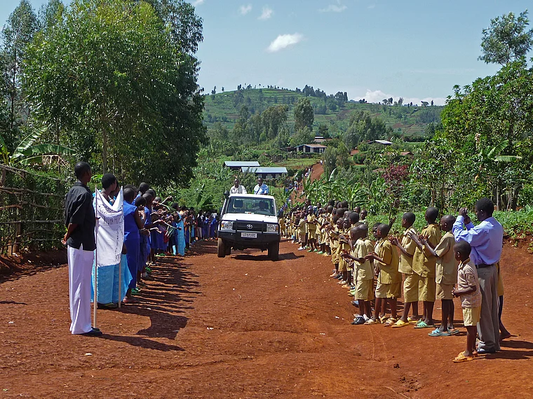 Ruanda Centre Scolaire Ntura Protestant Schuleinweihung Spalier
