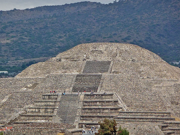 Teotihuacan Mondpyramide halbtotal