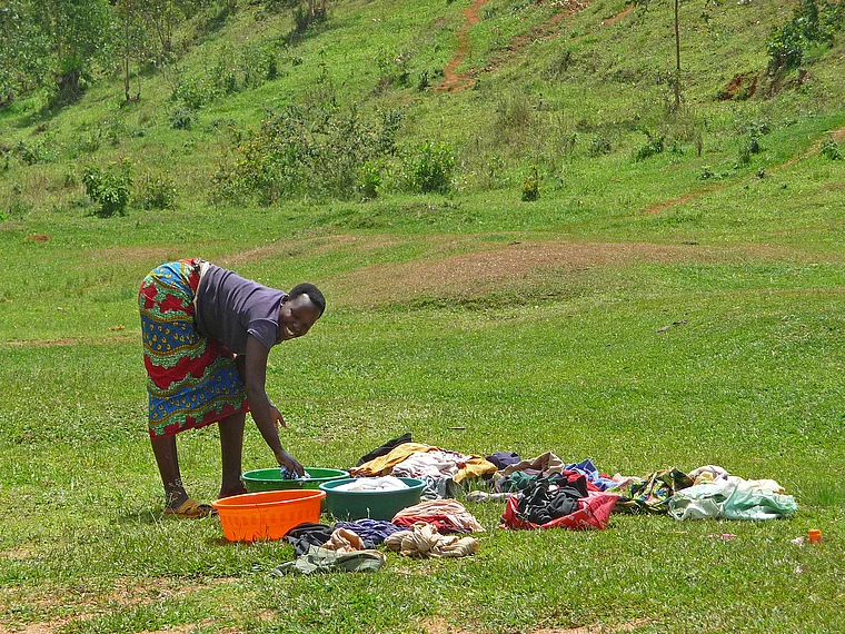 Ruanda Frau trocknet Wäsche auf Wiese