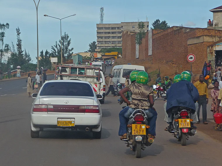 Ruanda Kigali Motorrad Taxis von hinten halbtotal