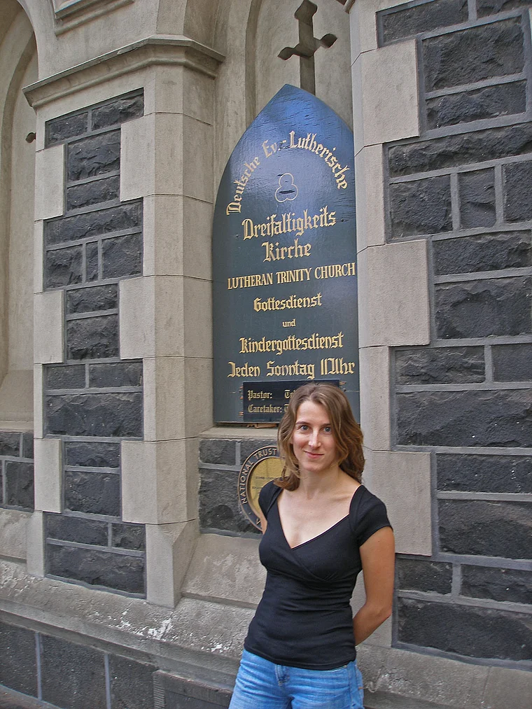 Melbourne Antje Armstroff vor Schild Dreifaltigkeitskirche