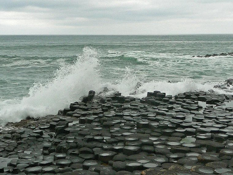 Nordirland Giant's Causeway Basaltsäulen Brandung
