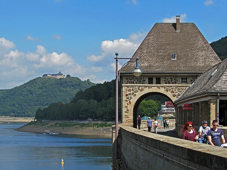 Edertal Edersee auf der Staumauer