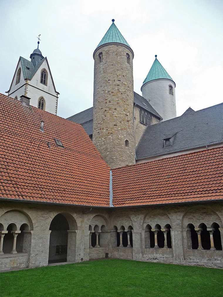 Paderborn Busdorfkirche Kreuzgang außen