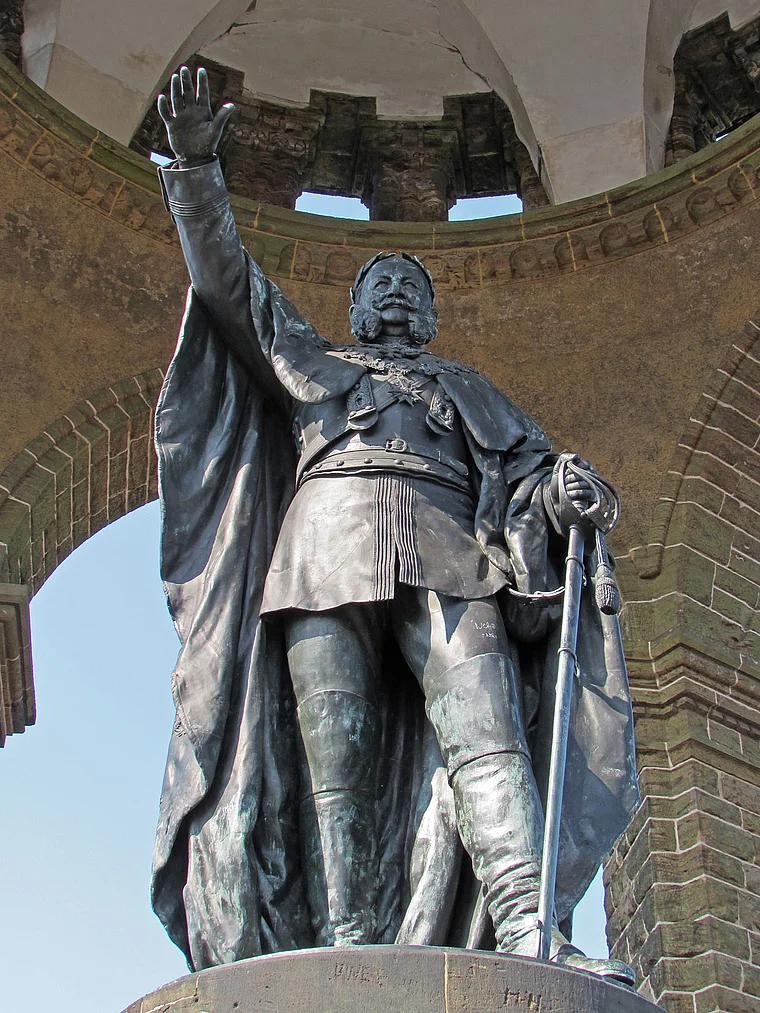Porta Westfalica Denkmal Kaiser Wilhelm nah