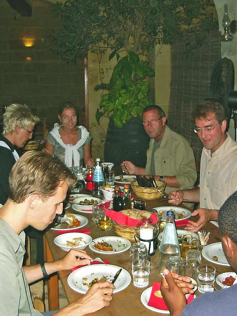 Malta Qormi Ir Razzett L'Antik Tisch mit Gästen