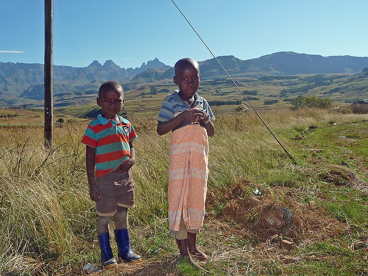 Südafrika Drakensberge Mhlawazini Kinder vor Cathedral Peak