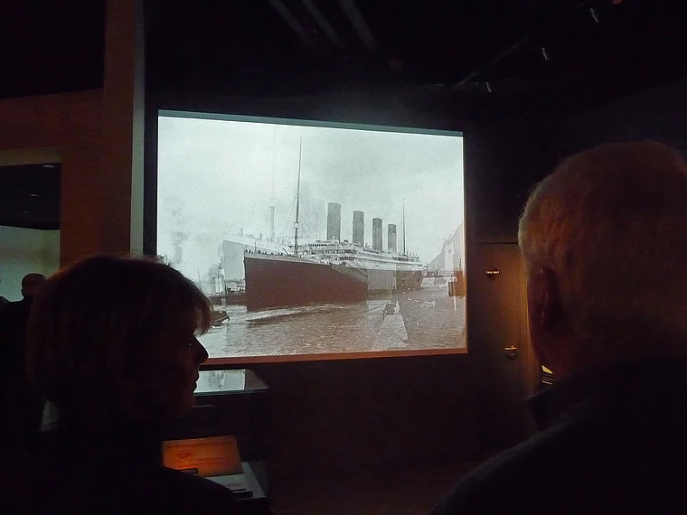 Belfast Titanic Museum Foto fertiges Schiff