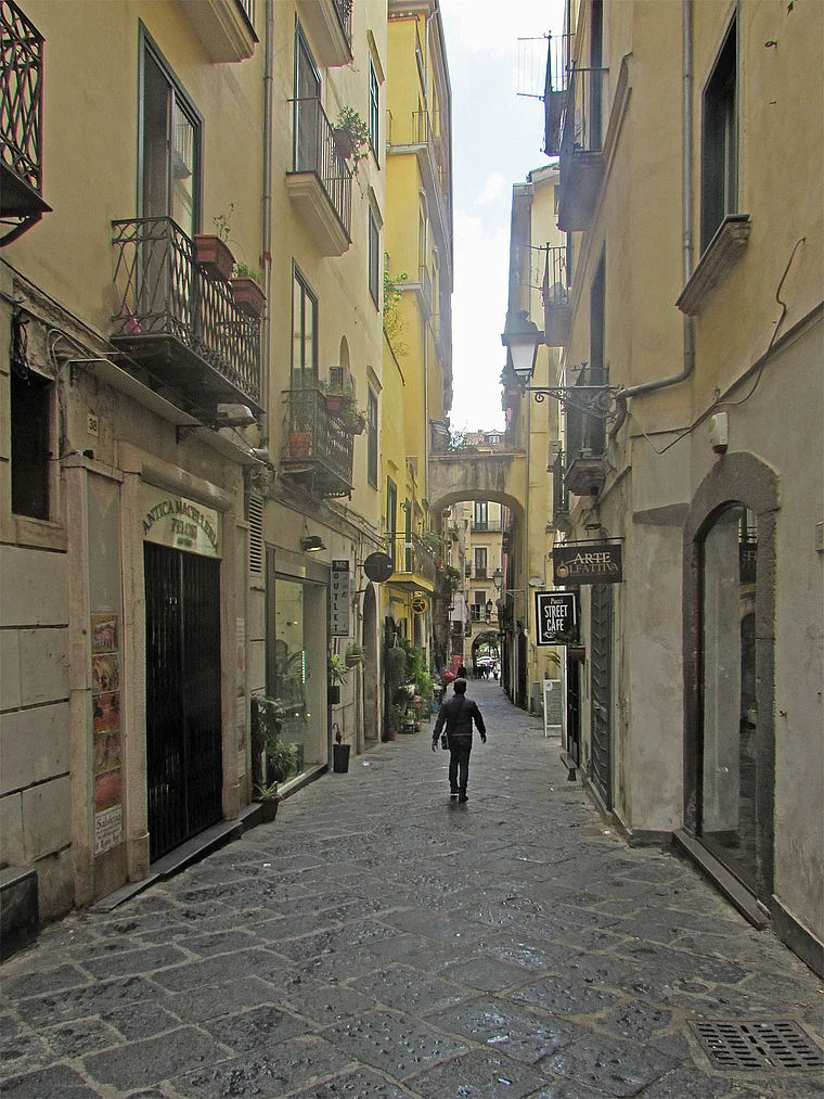 Salerno Altstadt typische Gasse
