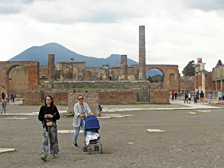 Pompeji Forum mit Touristen und Kinderwagen