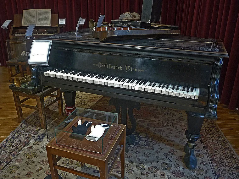 Weinviertel Herrnbaumgarten Nonseum Klavier