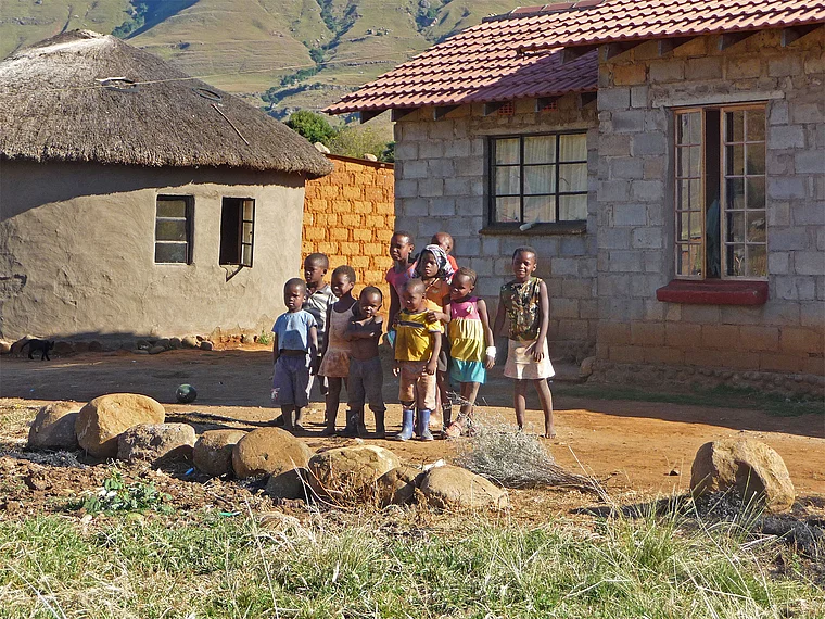 Südafrika Drakensberge Cathedral Peak Mhlawazini Gruppe von Kindern