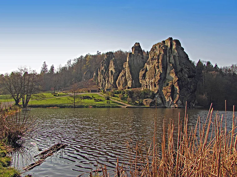 Die Externsteine, gespiegelt im davorliegenden Weiher