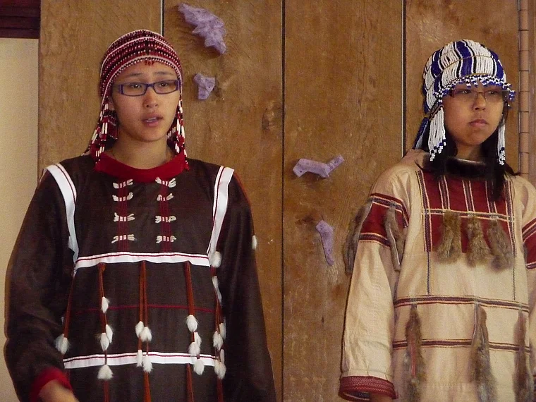 Alaska Anchorage Native Heritage Center Frauen von den Aleuten in traditioneller Kleidung nah