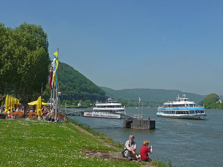 Andernach Rheiufer mit Ausflugsschiffen