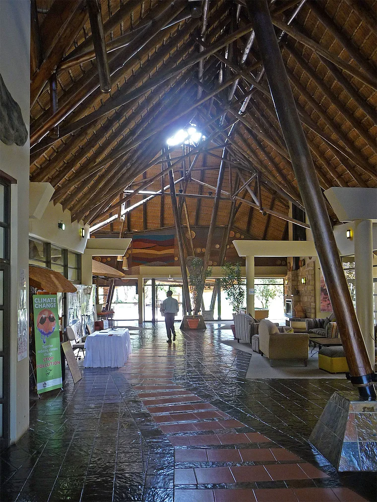 Südafrika Drakensberge Cathedral Peak Didima Camp Foyer innen