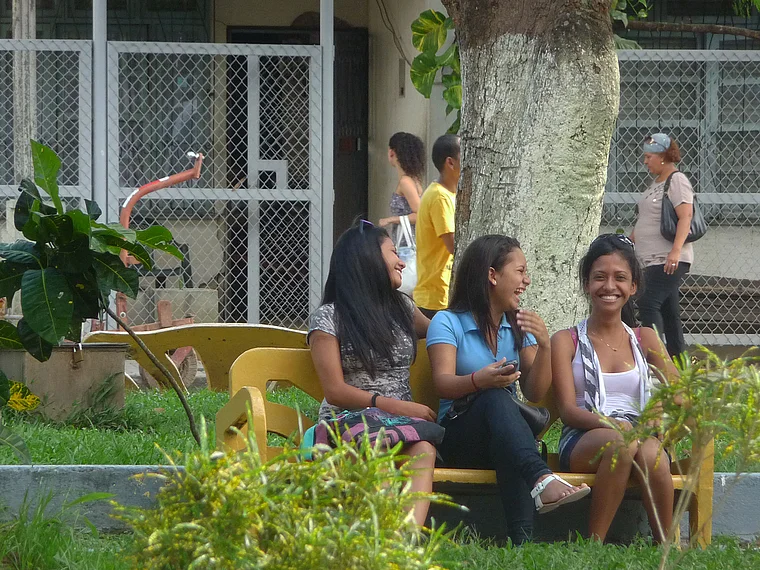Costa Rica Liberia drei junge Frauen im Park