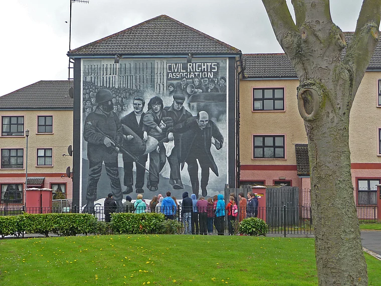 Nordirland Londonderry Bogside Wandgemälde Civil Rights von fern