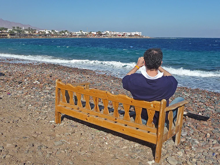 Sinai Dahab Strand mit Tourist auf Bank