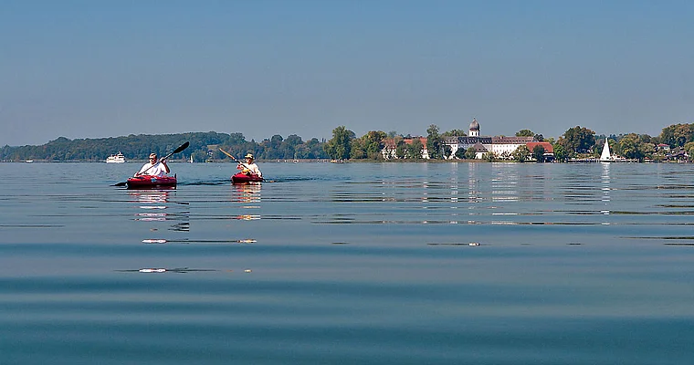Chiemsee Fraueninsel Kajakfahrer