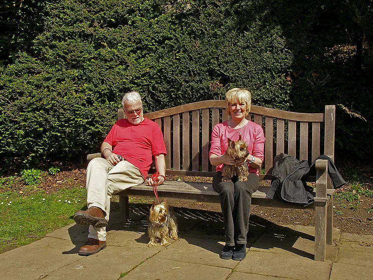 Yorkshire Terrier mit Frauchen und Herrchen