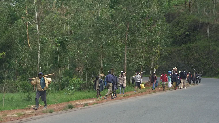 Ruanda Arbeitskolonne am Straßenrand