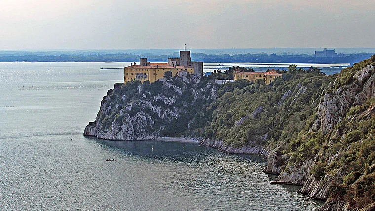 Castello di Duino von fern