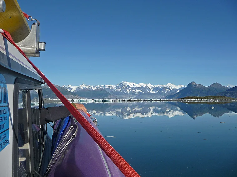 Alaska Columbia Bay Einfahrt mit Motorboot